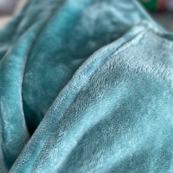 Superior Wrinkle Resistant Plush Throw, 51’’x 73’’ - Picture 7 of 8